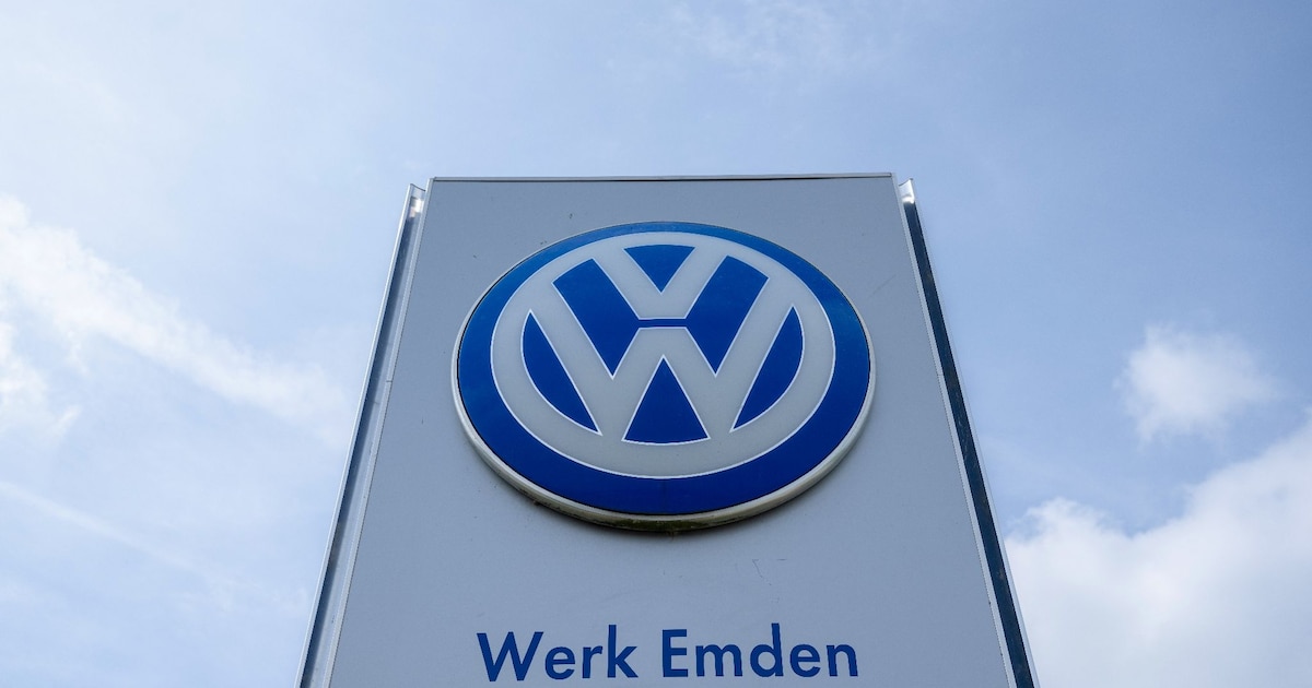 Le logo du constructeur automobile allemand Volkswagen, le 20 mai 2022 à Emden, dans le nord de l'Allemagne