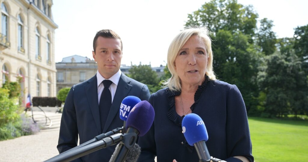 Marine Le Pen et Jordan Bardella, du Rassemblement national, font une déclaration à la presse après une rencontre avec le président Emmanuel Macron à l'Elysée, le 26 août 2024 à Paris