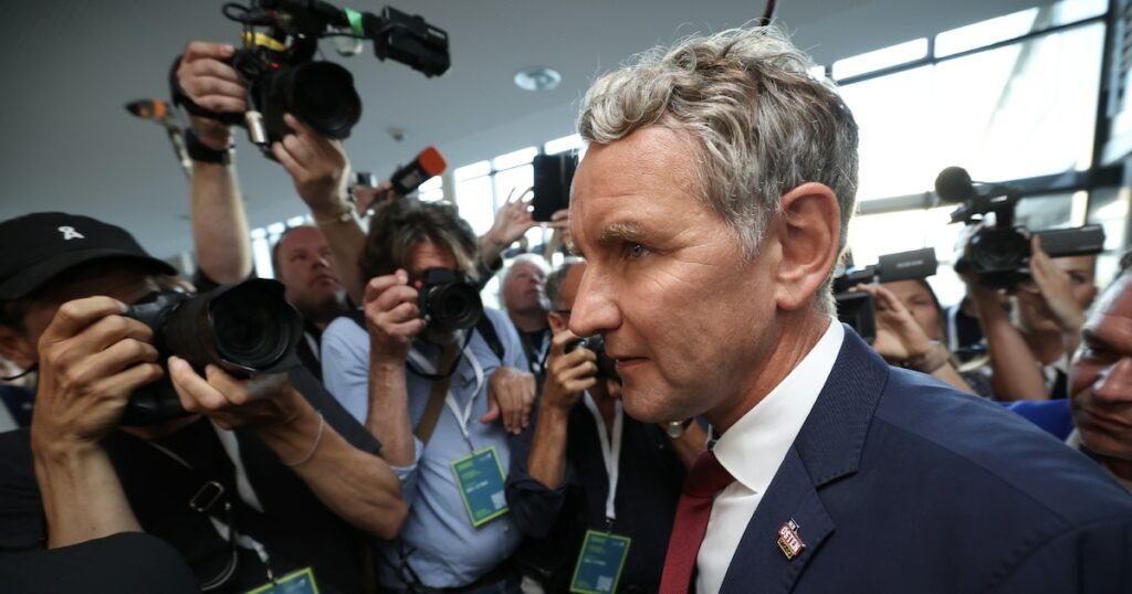 Le candidat du parti d'extrême droite AfD (Alternative pour l'Allemagne) pour les élections régionales en Thuringe, Björn Höcke, arrive au Parlement de Thuringe à Erfurt, dans l'est de l'Allemagne, le 1er septembre 2024, après la fermeture des bureaux de vote