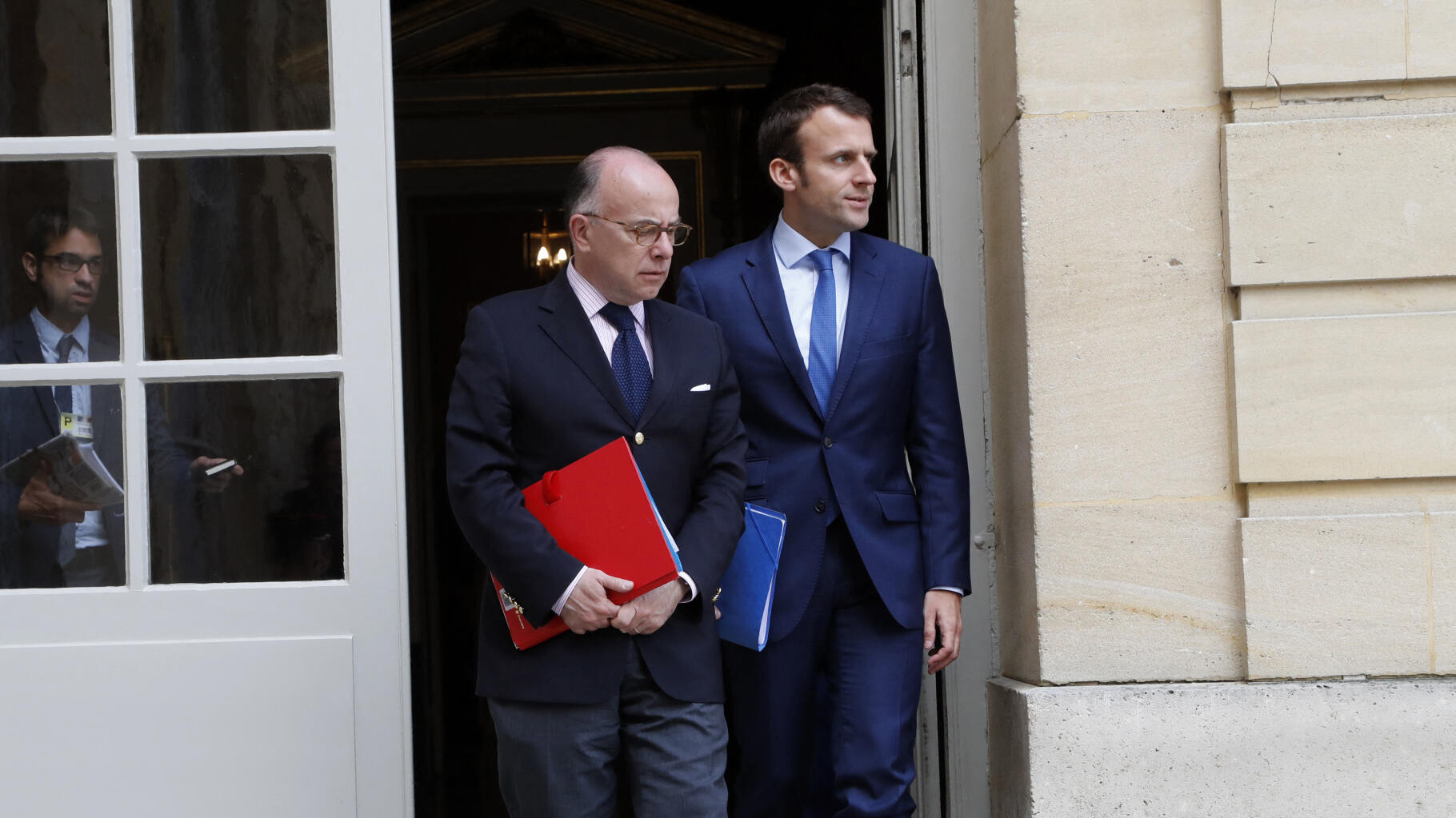 En pariant sur Bernard Cazeneuve comme option de gauche pour Matignon, Emmanuel Macron fait un pari risqué