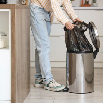 Tout le monde se trompe, voici la bonne façon de mettre un sac poubelle sans qu'il se déchire