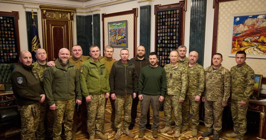 Cette photographie prise et publiée par le service de presse présidentiel ukrainien le 10 février 2024 montre le président ukrainien Volodymyr Zelensky (au centre) avec le nouveau commandant en chef des forces armées ukrainiennes Oleksandr Syrsky (au centre) et le ministre de la Défense de l'Ukraine.