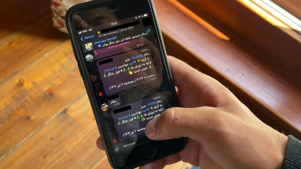 «Ce groupe vous aidera à passer gratuitement de la Grèce à la Bosnie»: comment des migrants organisent leur exil sur Telegram