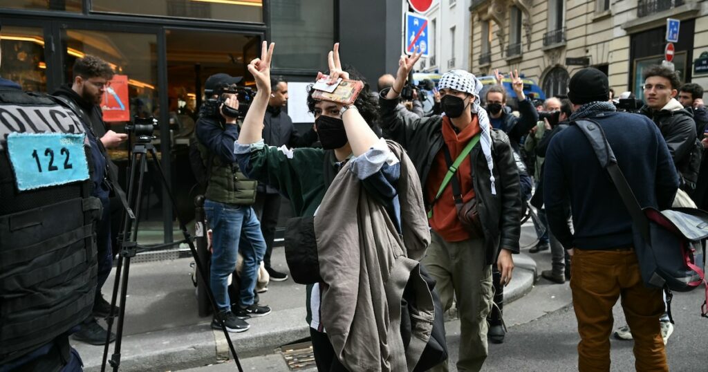 Des manifestants pro-palestiniens escortés par des gendarmes lors de l'évacuation d'un sit-in à Sciences Po Paris, le 3 mai 2024