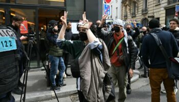 Des manifestants pro-palestiniens escortés par des gendarmes lors de l'évacuation d'un sit-in à Sciences Po Paris, le 3 mai 2024