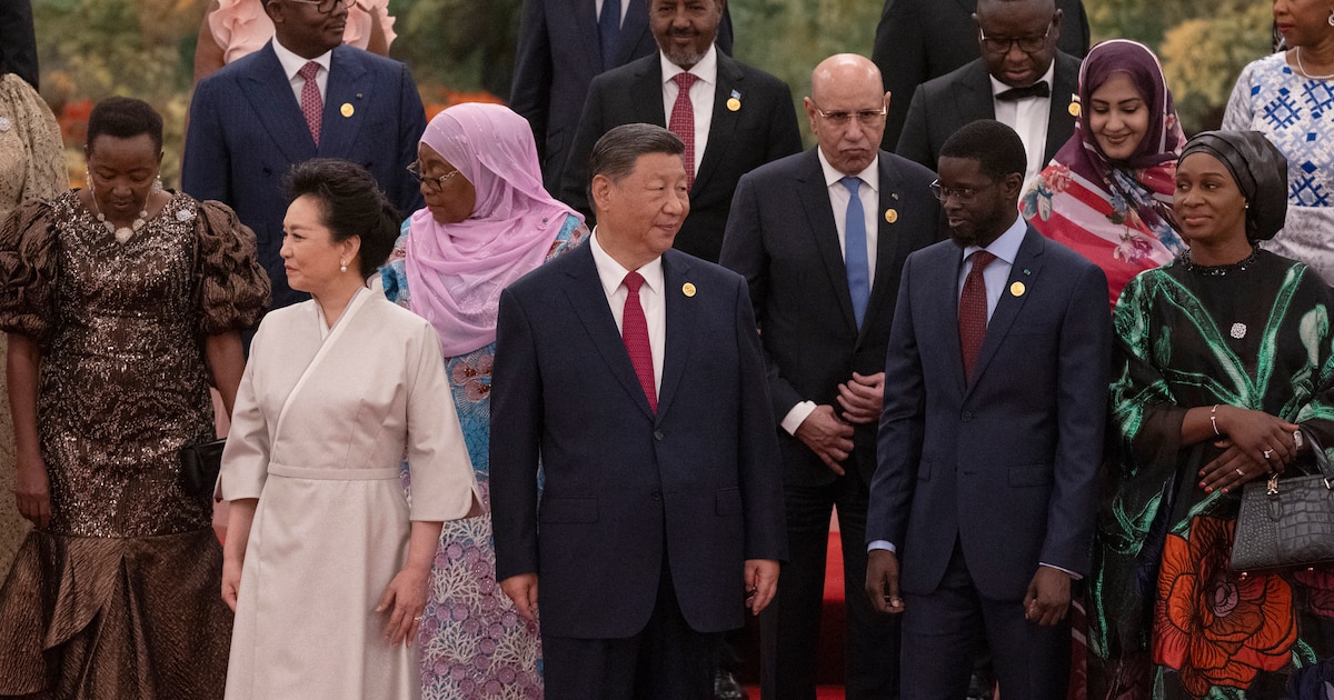 China's President Xi Jinping and his wife Peng Liyuan get ready to pose for a group photo together with leaders from African countries before a welcome dinner at the Forum on China-Africa Cooperation (FOCAC)