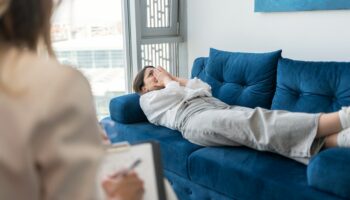 "A ce jour, les dégâts causés par cette croyance (je pèse mes mots), sont considérables (voir notamment la mise en cause des mères dans les maladies psychiatriques de leur enfant)", estime l'un de nos lecteurs.