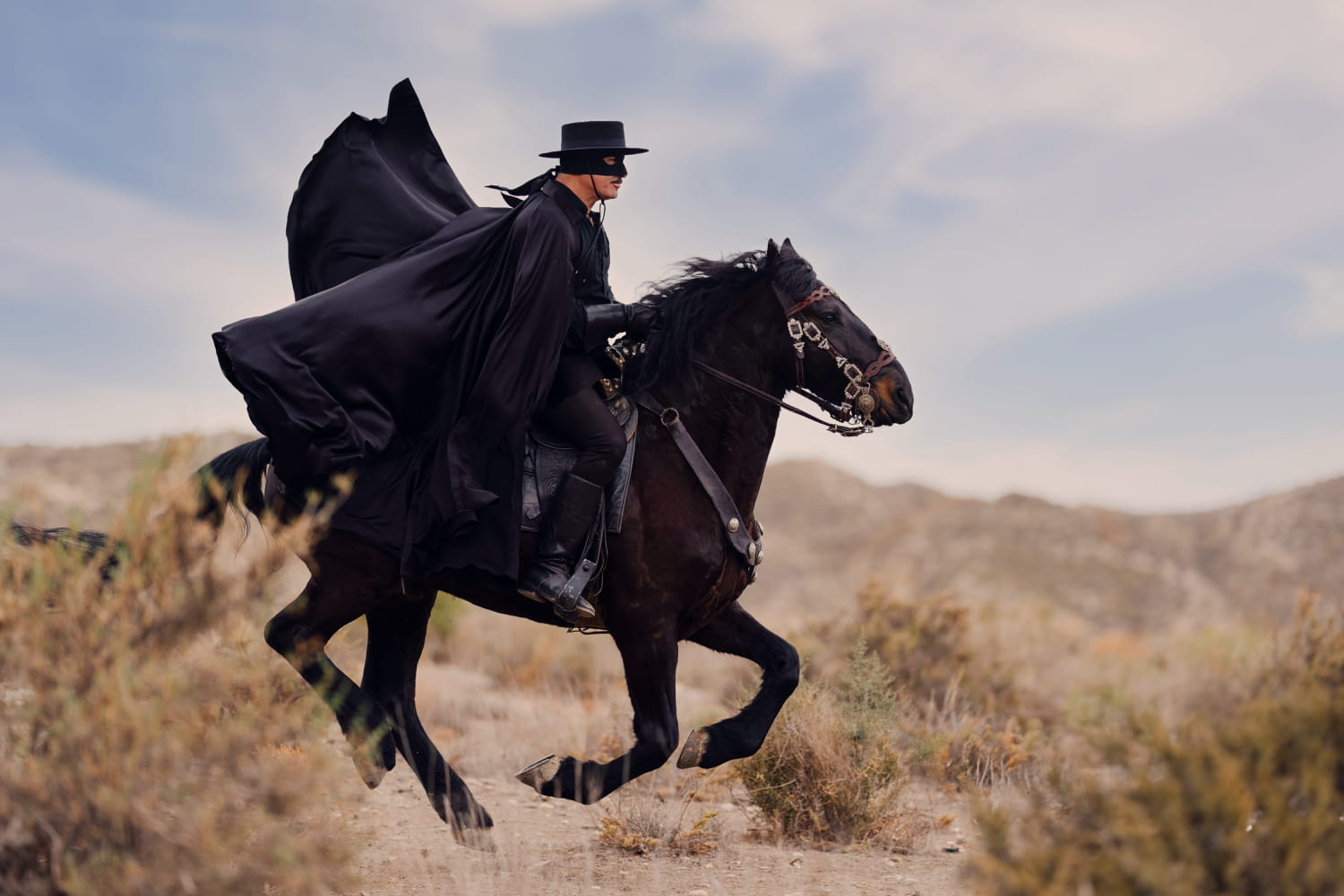 On a vu la nouvelle série Zorro avec Jean Dujardin avant sa sortie, voici ce qu'on en a pensé