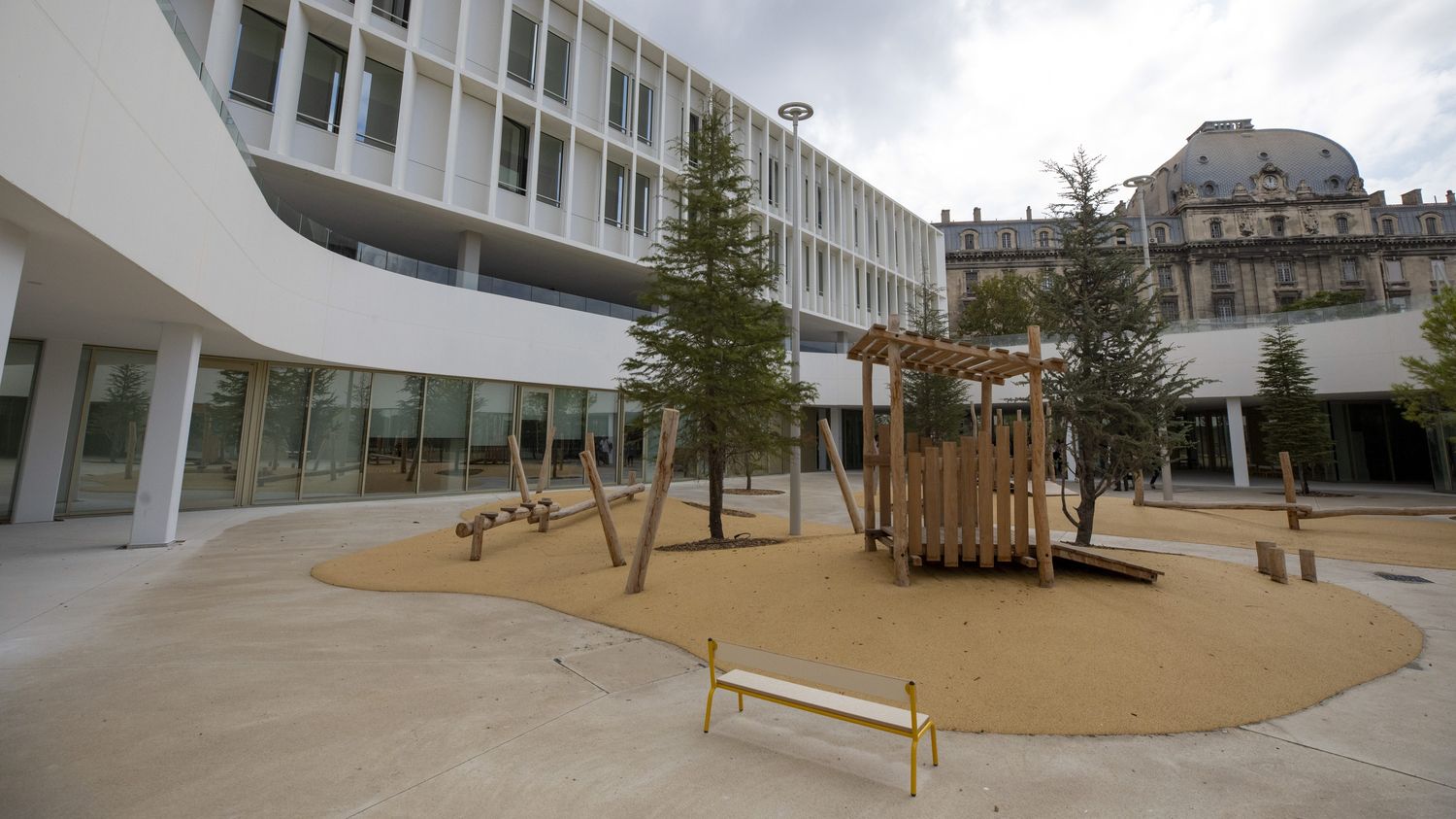 REPORTAGE. Brise-soleil, brasseurs d'air, plancher rafraîchissant... comment le plan "Marseille en grand" se concrétise dans les écoles de la ville