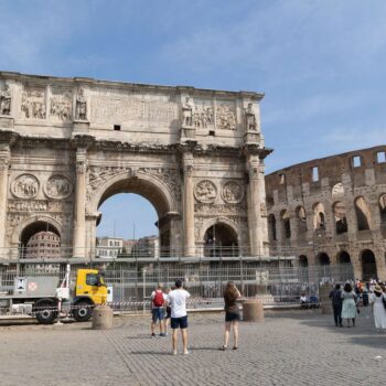 À Rome, l'Arc de Constantin frappé par la foudre