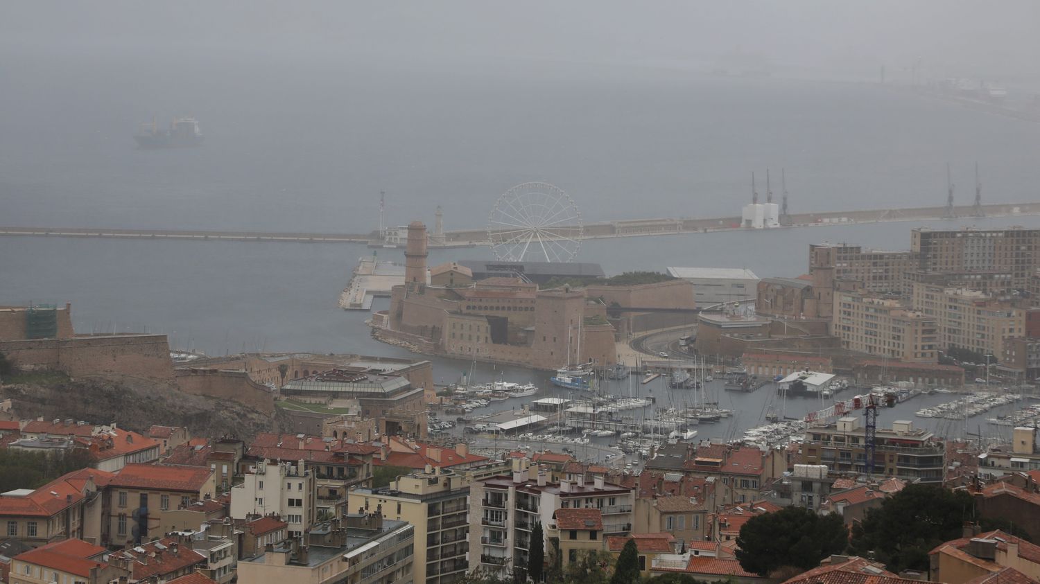 Les fortes pluies bloquent les automobilistes sur le Vieux-Port de Marseille, la soirée d'ouverture du Delta Festival annulée