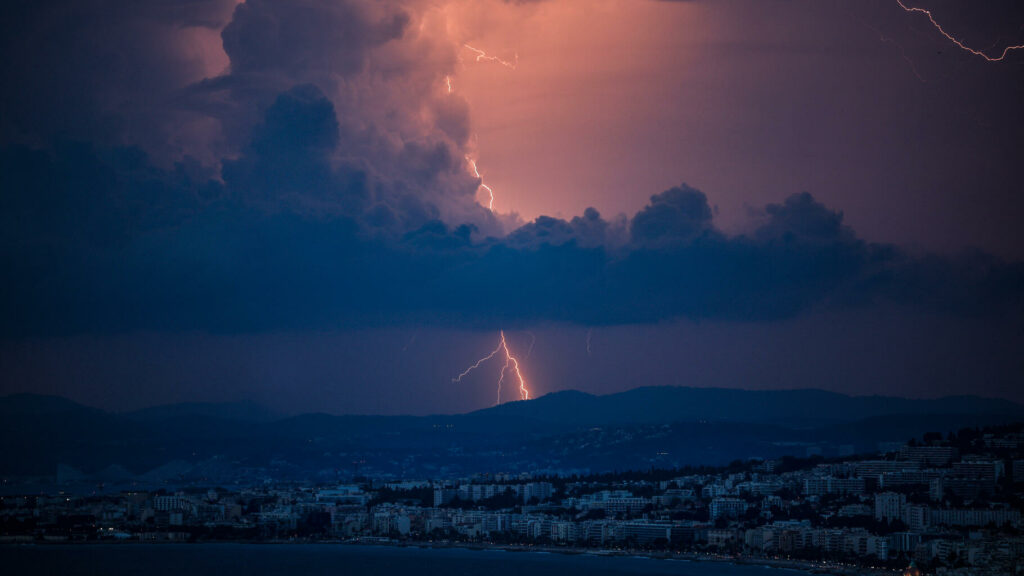 Le Var et les Alpes-Maritimes touchés par de forts orages dans la nuit de mercredi à jeudi