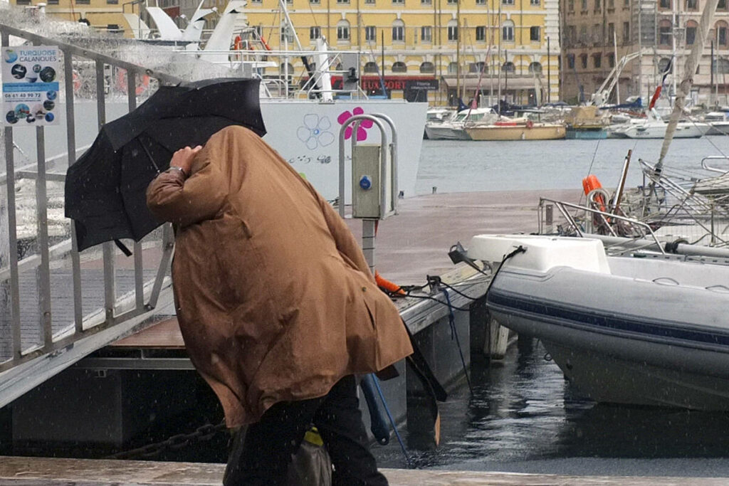 A Marseille, les fortes pluies font déborder le Vieux-Port