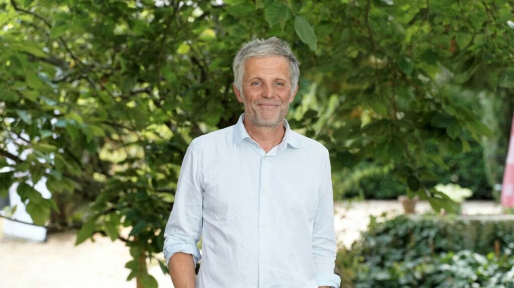 "Une chute, c'est toujours intéressant à partir du moment où on arrive à s'en relever":  Stéphane Guillon se livre dans une autobiographie