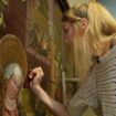 À Colmar, les visiteurs du musée Unterlinden assistent à la restauration du "Retable de la vie de la Vierge" daté du XVe siècle