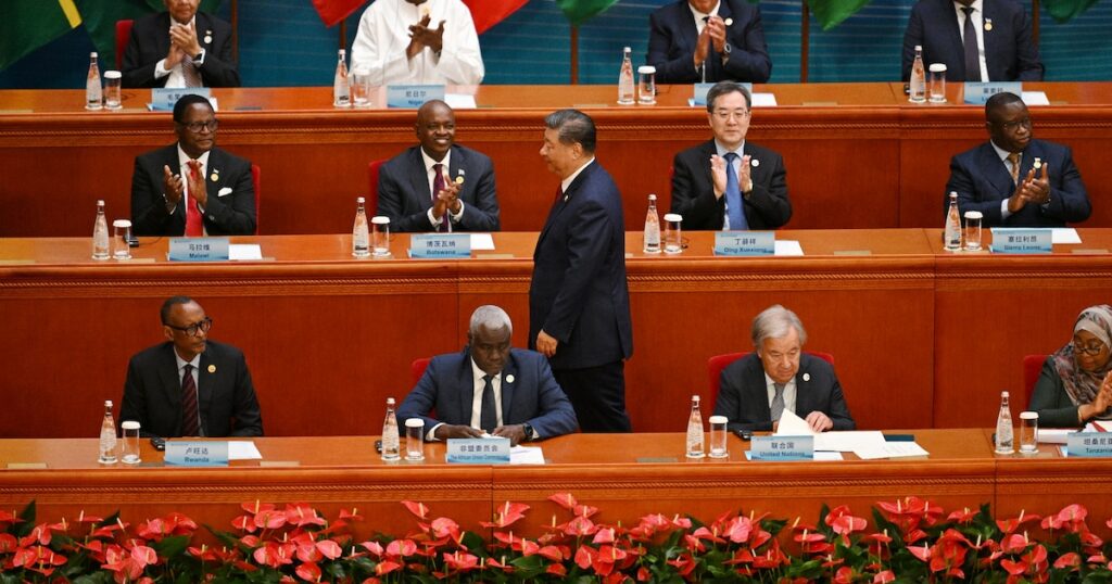 Le président chinois Xi Jinping (C) est applaudi avant de prononcer son discours lors du sommet du Forum sur la coopération Chine-Afrique, à Pékin le 5 septembre 2024