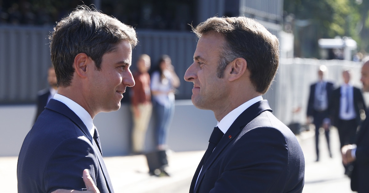 Le Premier ministre démissionnaire Gabriel Attal (gauche) et le président Emmanuel Macron le 14 juillet 2024 à Paris