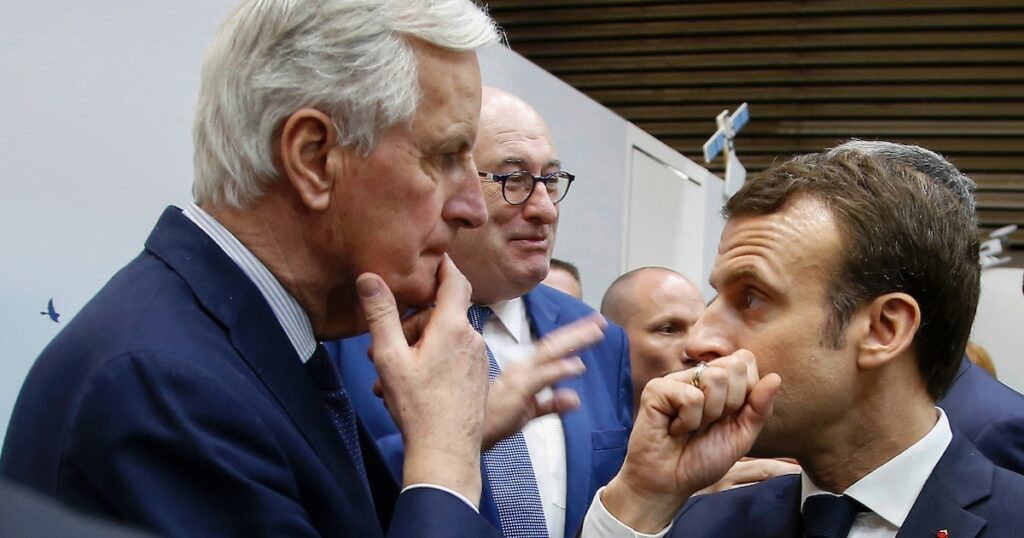 Le Président Emmanuel Macron (d) s'entretient avec le commissaire européen Michel Barnier (g) lors du salon de l'Agriculture le 23 février 2019