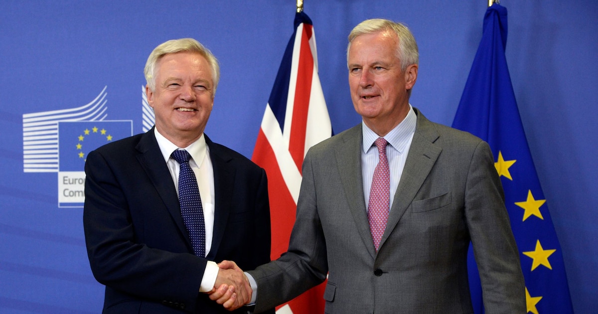 Les deux négociateurs en chef pour l'UE et le Royaume-Uni, Michel Barnier (D) et David Davis (G), se serrent la main avant des négociations sur le Brexit à Bruxelles, le 17 juillet 2017