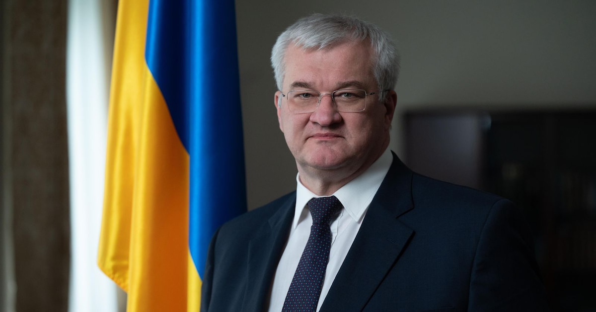 Le nouveau ministre ukrainien des Affaires étrangères Andriï Sybiga posant à côté d'un drapeau ukrainien (photographie non datée, diffusée par le service de presse du ministère le 5 septembre 2024)