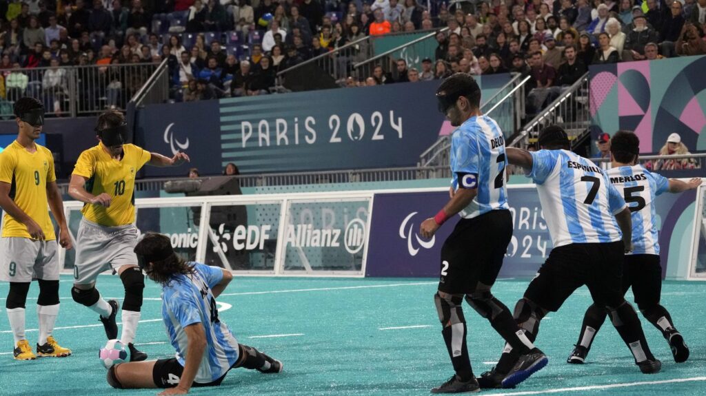 VIDEO. Paralympiques 2024 : cruelle séance des tirs au but pour le favori brésilien, éliminé par l'Argentine, qui affrontera la France en finale du cécifoot