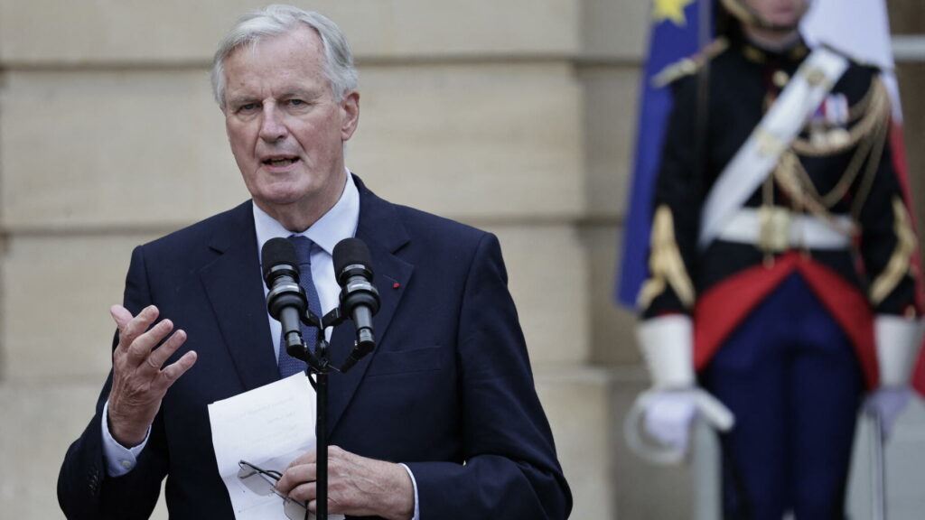 Michel Barnier parle des « gens d’en bas » lors de la passation de pouvoir et ulcère la gauche