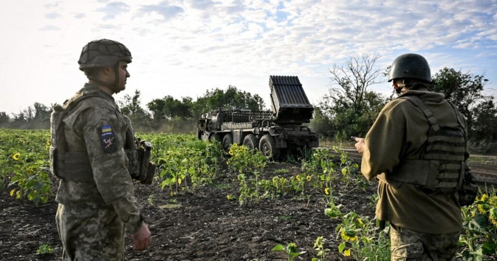 Des artilleurs de la 110e brigade mécanisée servant dans la direction de Pokrovsk, à côté d'un lance-roquettes multiple RM-70, dans la région de Donetsk, en Ukraine, le 7 août 2024