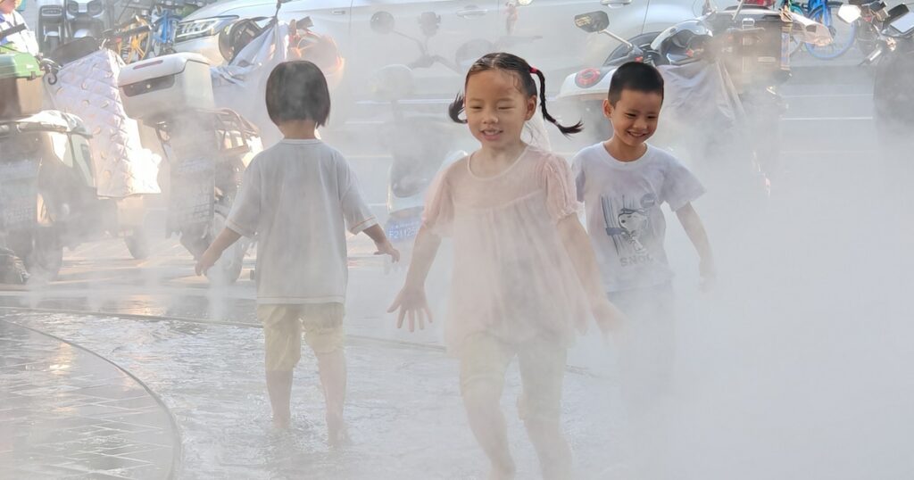 Les enfants jouent sur une place commerciale à Shanghai, en Chine, le 1er septembre 2024.