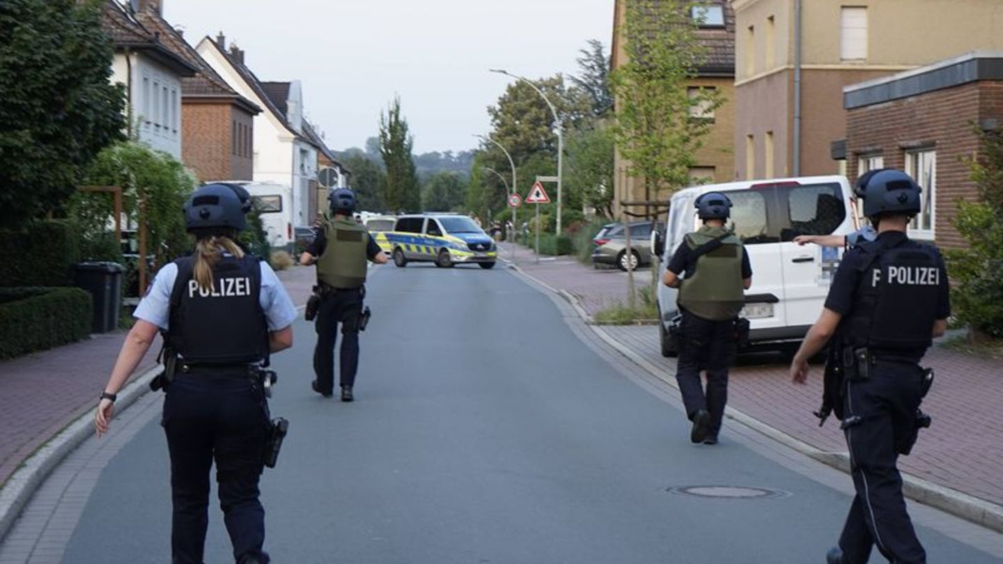 Polizisten gehen durch die Kleinstadt Selm, nachdem dort Schüsse gefallen sind und eine Frau verletzt worden ist. Foto: 7aktuell