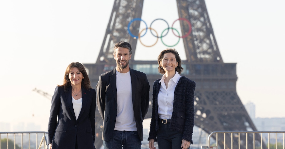 La maire de Paris Anne Hidalgo, le président du Cojo Tony Estanguet et la ministre des Sports et des Jeux olympiques Amélie Oudéa-Castéra, devant la tour Eiffel.