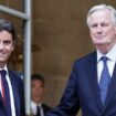 Le nouveau Premier ministre Michel Barnier (D) sur le perron de l'hôtel Matignon avec son prédécesseur Gabriel Attal le 5 septembre 2024 à Paris