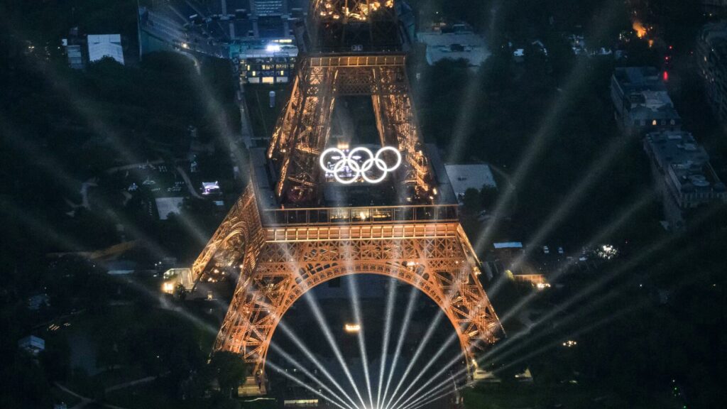 JO Paris 2024 : Hidalgo annonce que les anneaux olympiques resteront sur la tour Eiffel au moins « jusqu’en 2028 »