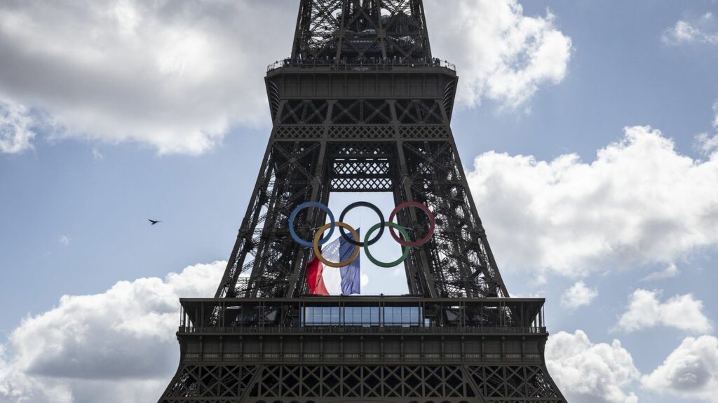 Paris 2024 : Anne Hidalgo propose que les anneaux olympiques restent sur la tour Eiffel au moins jusqu'en 2028