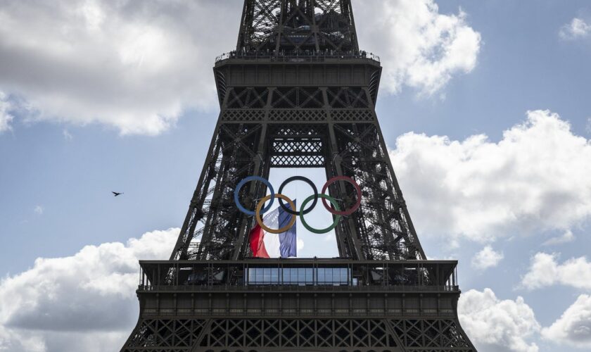 Paris 2024 : Anne Hidalgo propose que les anneaux olympiques restent sur la tour Eiffel au moins jusqu'en 2028