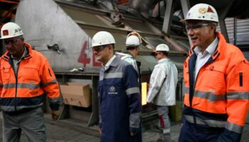 Der Betriebsratschef des größten Steel-Standorts Duisburg-Hamborn/Beeckerwerth Ali Güzel (l) löst Tekin Nasikkol (r) im Steel-Au