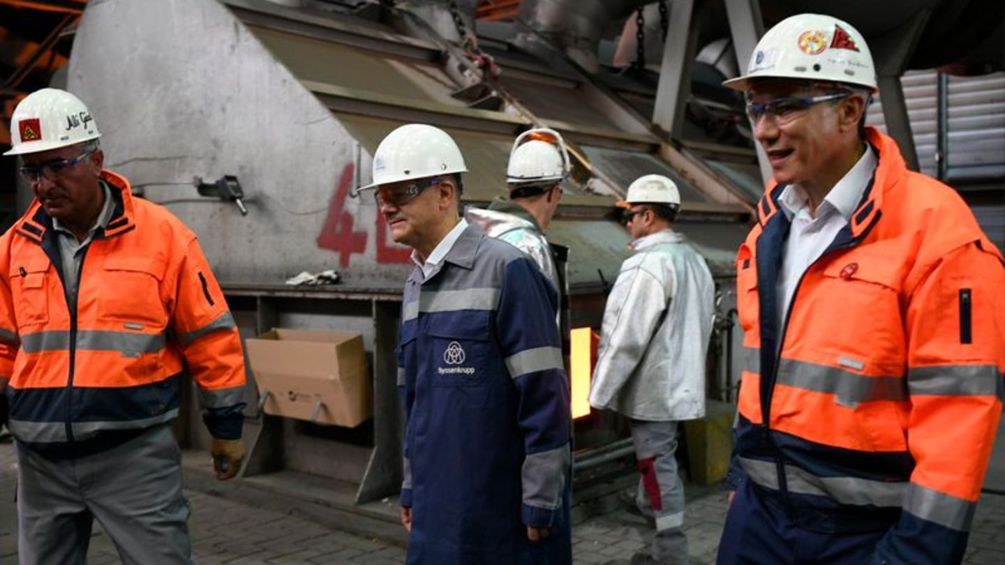 Der Betriebsratschef des größten Steel-Standorts Duisburg-Hamborn/Beeckerwerth Ali Güzel (l) löst Tekin Nasikkol (r) im Steel-Au