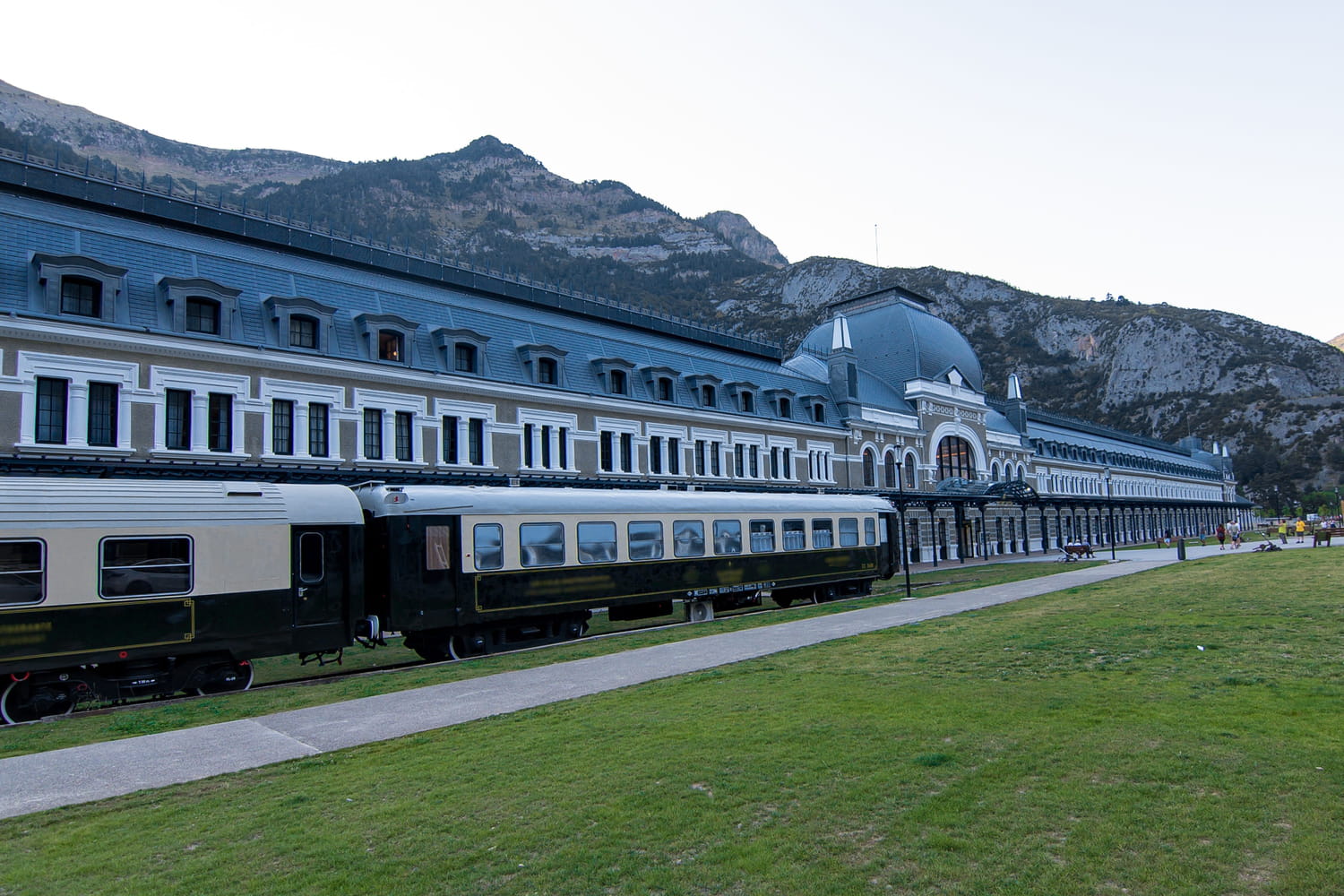 On la surnomme "le Titanic des Pyrénées", cette gare monumentale est devenue un incroyable palace 5 étoiles