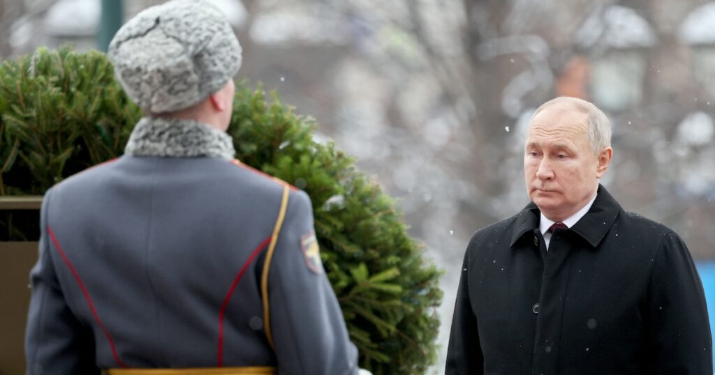 Le président russe Vladimir Poutine assiste à une cérémonie de dépôt de gerbes sur la tombe du soldat inconnu, près du Kremlin, à l'occasion de la journée célébrant les forces armées russes, à Moscou, le 23 février 2024