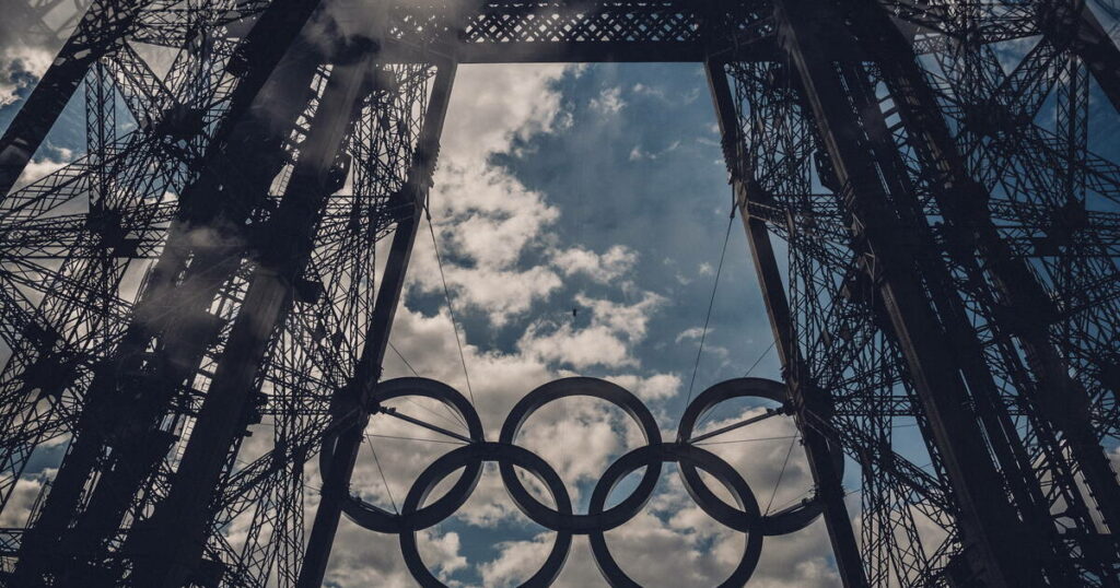 JO : Anne Hidalgo insiste sur le maintien des anneaux olympiques sur la Tour Eiffel «jusqu’en 2028» et «peut-être» après