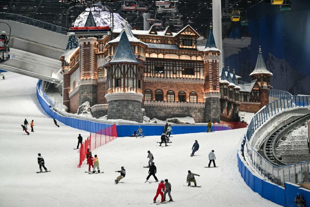 La Chine inaugure la plus grande piste de ski en intérieur du monde