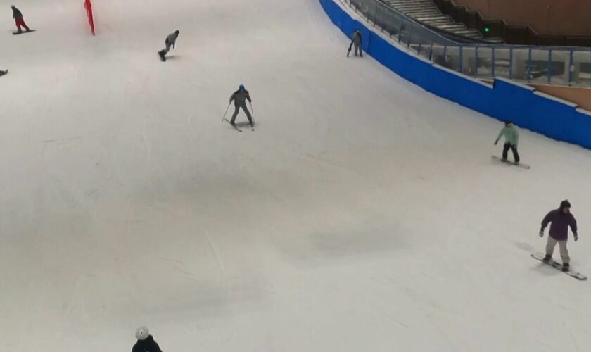 Chine : inauguration de la plus grande piste de ski intérieure du monde