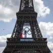 Paris 2024 : les anneaux olympiques sur la tour Eiffel resteront au moins jusqu’en 2028