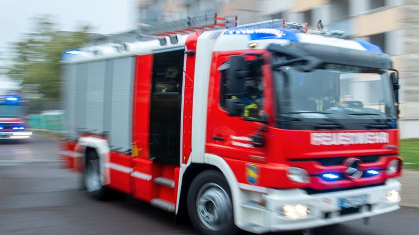 In Rostock-Lichtenhagen brannte es in einem Mehrfamilienhaus. (Symbolbild) Foto: Jens Büttner/dpa