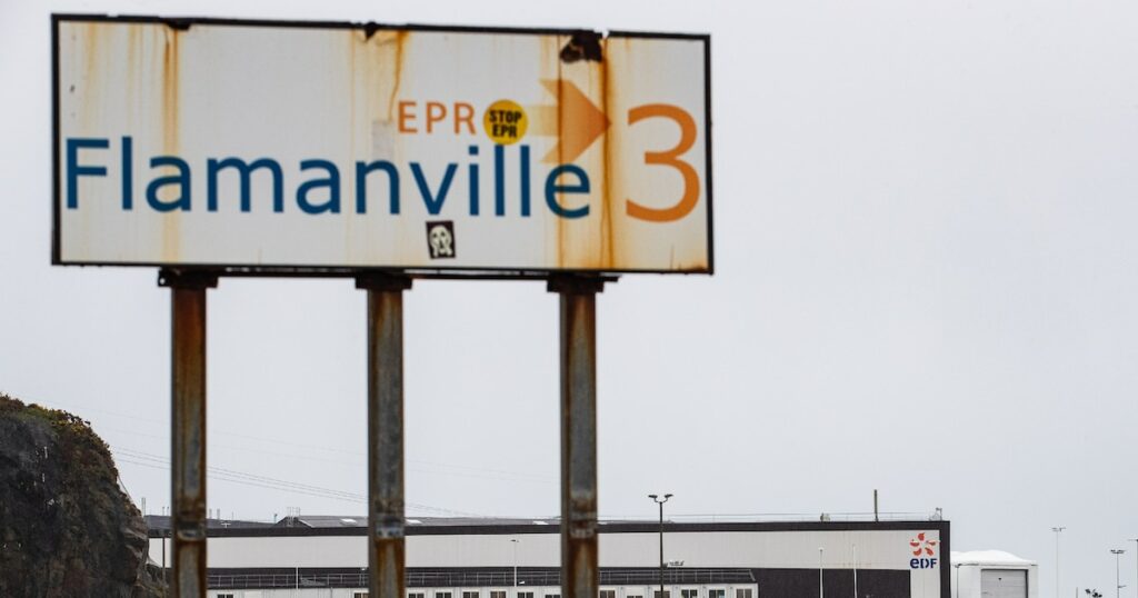 A l'entrée du site nucléaire de Flavanville, dans la Manche, le 31 mars 2022