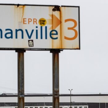 A l'entrée du site nucléaire de Flavanville, dans la Manche, le 31 mars 2022