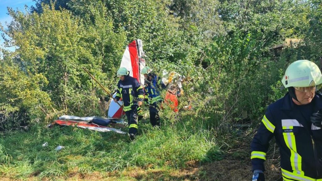 In diesem Wrack eines Kleinflugzeugs ist am Morgen in Gütersloh der 67 Jahre alte Pilot ums Leben gekommen. Foto: Andreas Eickho