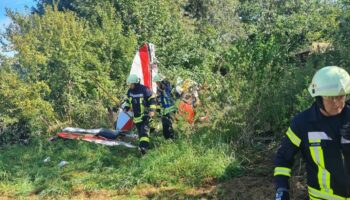 In diesem Wrack eines Kleinflugzeugs ist am Morgen in Gütersloh der 67 Jahre alte Pilot ums Leben gekommen. Foto: Andreas Eickho