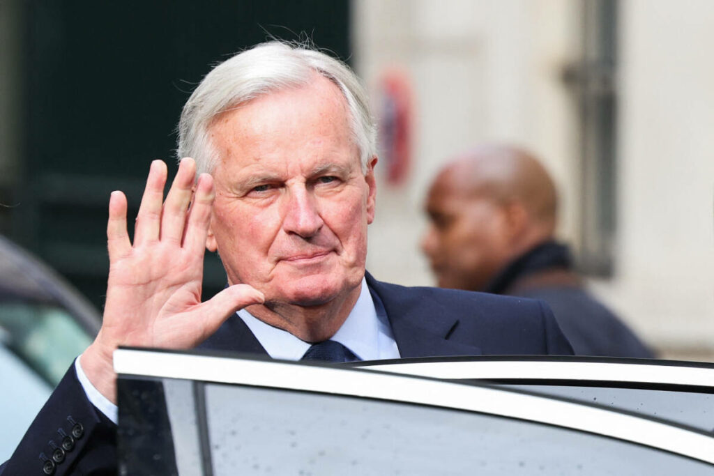 Barnier au chevet des soignants à l’hôpital pour son premier déplacement de Premier ministre