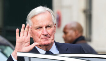 Barnier au chevet des soignants à l’hôpital pour son premier déplacement de Premier ministre