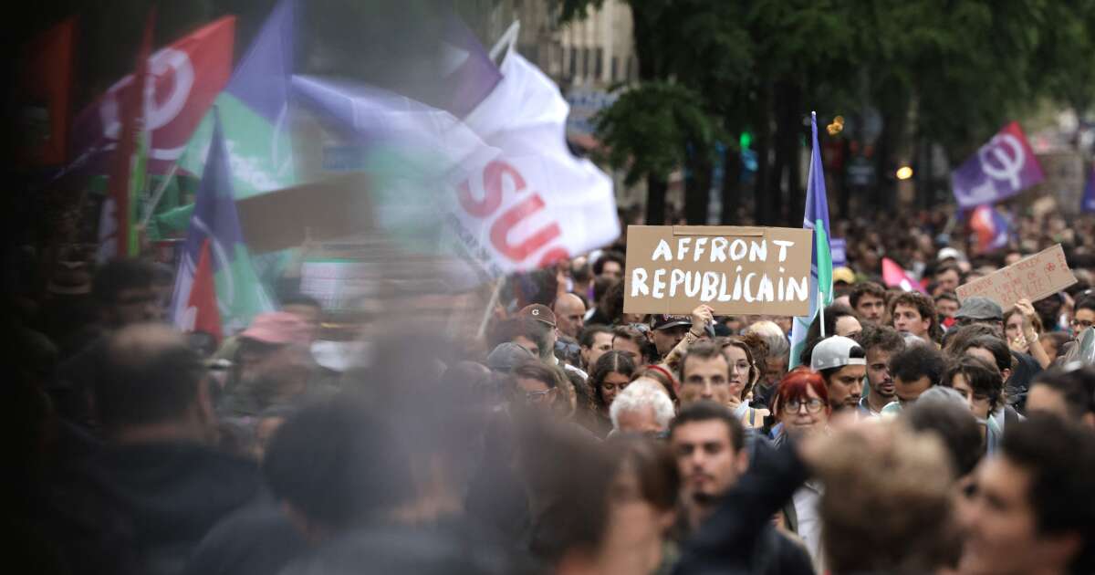 En colère et “reléguée au rôle d’opposition impuissante”, la gauche descend dans la rue